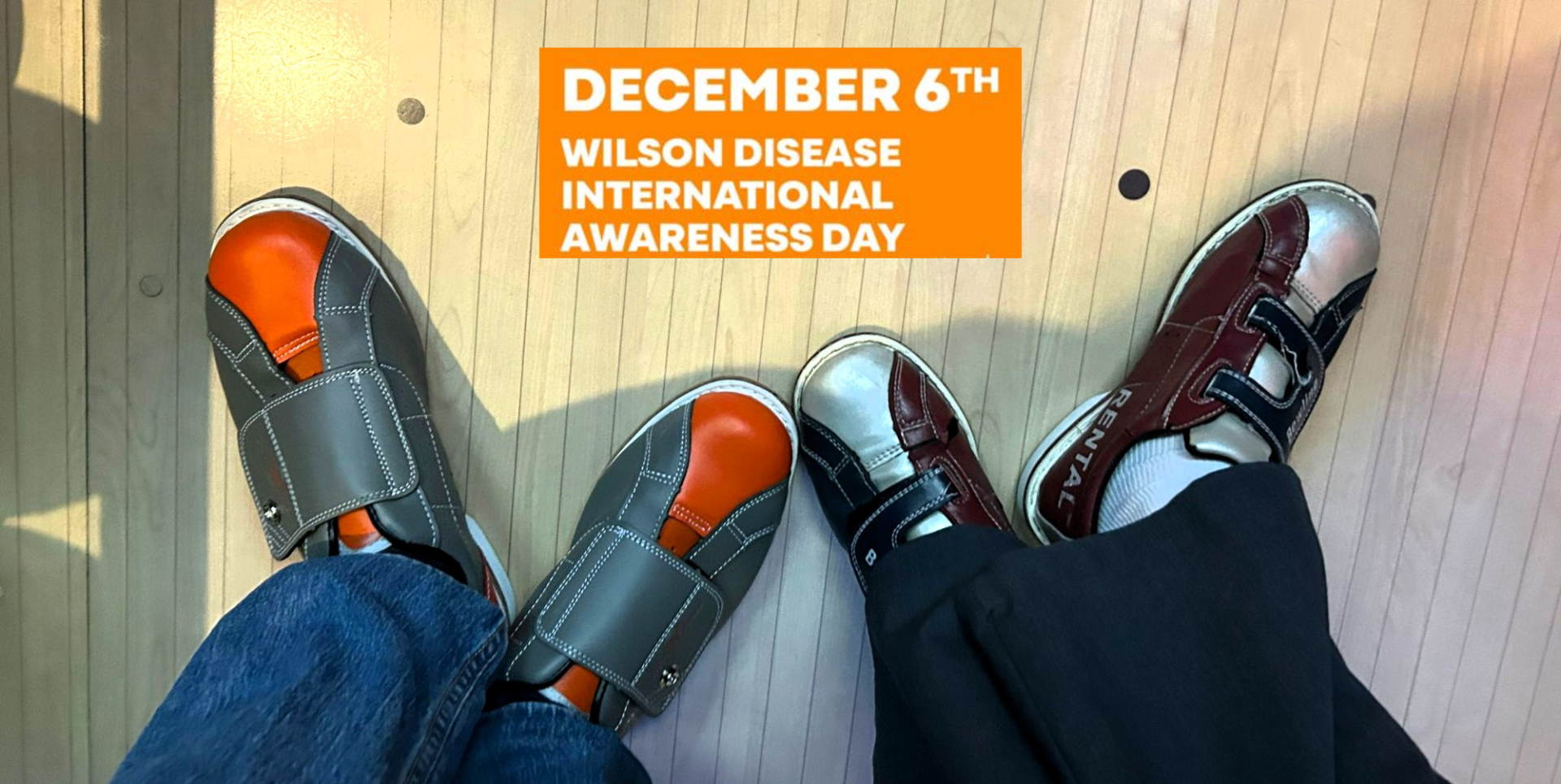 2 Paar Bowlingschuhe in Draufsicht an den Füßen 2er Personen formen ein „W“ für Wilson. Darüber der Schriftzug orange unterlegt „Dec 6th- Wilson Disease International Awarness Day“